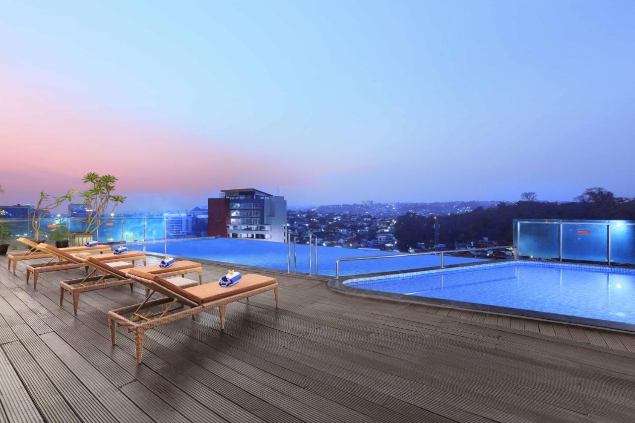 Aston Inn Pandanaran Семаранг Екстериор снимка